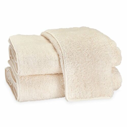Matouk Cairo Straight Edge Ivory & Ivory Bath Sheet - 36x75"